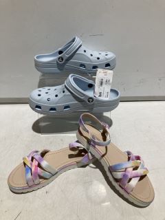 CROCS MINERAL BLUE UK M6/W7, TO ALSO INCLUDE WALKRIGHT MULTICOLOURED SANDALS UK 4