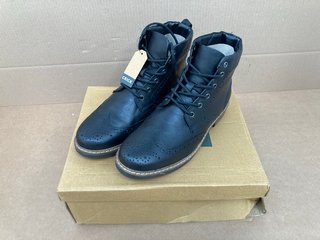 THOMAS CRICK DIXON ANKLE BOOTS IN BLACK - UK 8: LOCATION - C14