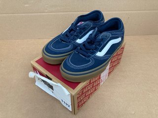 VANS CLASSIC CANVAS SHOES IN NAVY - UK 4: LOCATION - C14