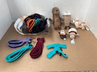 QTY OF ASSORTED PET HARNESSES & LEADS IN VARIOUS COLOURS & SIZES TO ALSO INCLUDE 5 X ASSORTED JELLY CAT SOFT TOYS TO INCLUDE BUBBLE TEA: LOCATION - D14