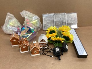 5 X ASSORTED HOUSEHOLD ITEMS TO INCLUDE SET OF 4 PRE LIT GINGERBREAD HOUSE CARD HOLDERS: LOCATION - D12