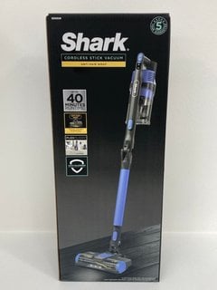 SHARK IZ202UK ANTI HAIR WRAP CORDLESS STICK VACUUM CLEANER - RRP £250.00: LOCATION - FRONT BOOTH