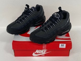 NIKE AIR MAX 95 TRAINERS IN BLACK - UK SIZE 7 - RRP £174.99: LOCATION - FRONT BOOTH