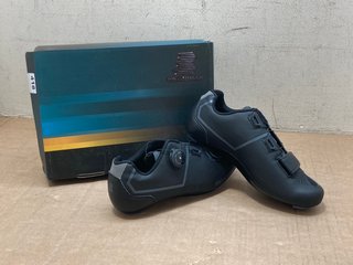 ROAD CYCLE SHOES IN BLACK - UK 6: LOCATION - A13