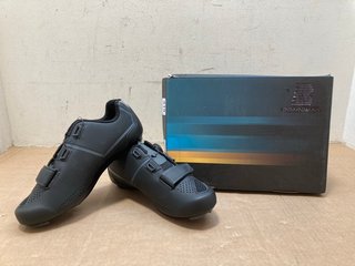 ROAD CYCLE SHOES IN BLACK - UK 9: LOCATION - A13