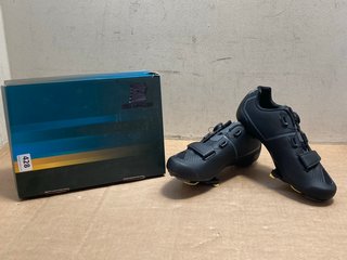 ROAD CYCLE SHOES IN BLACK - UK 9: LOCATION - A13