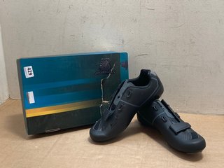 ROAD CYCLE SHOES IN BLACK - UK 10: LOCATION - A13