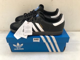 ADIDAS SAMBA OG TRAINERS IN BLACK AND WHITE SIZE 11: LOCATION - A14