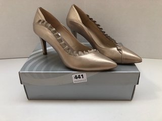 EMI BLISSFUL CHAMPAGNE LEA SHOES SIZE 4.5: LOCATION - A14