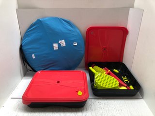 3 X CHILDRENS ITEMS TO INCLUDE POP-UP TENT WITH CARRY BAG: LOCATION - A14