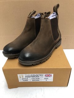 THE COUNTRY FOOTWEAR CO YORK LEATHER CHELSEA BOOTS IN BROWN - UK 9: LOCATION - B14