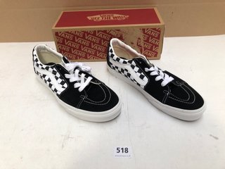 VANS SK8-LOW CHECKERED CANVAS SHOES IN BLACK/WHITE - UK 10.5: LOCATION - B14