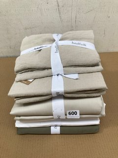 7 X ASSORTED BEDFOLK BEDDING ITEMS TO INCLUDE 3 X PAIRS OF LINEN PILLOWCASES IN CLAY: LOCATION - B10