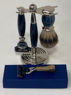 2 X TRUEFITT & HILL SMALL RAZORS IN BROWN TO INCLUDE TRUEFITT & HILL 3 PIECE SHAVING SET WITH RAZOR, BRUSH AND STAND IN BLUE - COMBINED RRP £350 (PLEASE NOTE: 18+YEARS ONLY. ID MAY BE REQUIRED): LOCA