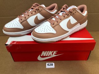 NIKE DUNK LOW TRAINERS IN WHITE AND ROSE WHISPER UK SIZE 6: LOCATION - B9