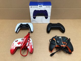 5X GAMING ITEMS TO INCLUDE WHITE PS5 CONTROLLER AND BLACK XBOX CONTROLLER: LOCATION - B9