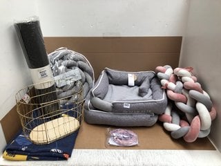 QTY OF ASSORTED HOUSEHOLD ITEMS TO INCLUDE FOX & BUNNY CRIB BUMPER: LOCATION - B9