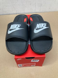 NIKE VICTORI ONE SLIDERS IN BLACK/WHITE UK SIZE 7: LOCATION - B8