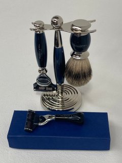 2 X TRUEFITT & HILL SMALL RAZORS IN BROWN TO INCLUDE TRUEFITT & HILL 3 PIECE SHAVING SET WITH RAZOR, BRUSH AND STAND IN BLUE - COMBINED RRP £350 (PLEASE NOTE: 18+YEARS ONLY. ID MAY BE REQUIRED): LOCA