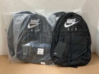 4 X NIKE AIR 20L BACKPACKS IN BLACK/WHITE: LOCATION - C0