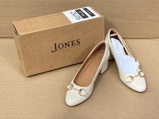 JONES BOOTMAKER ZEPHY WOMENS SHOES IN CREAM - UK 4: LOCATION - C1