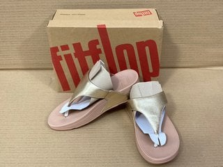 FITFLOP LULU LEATHER TOEPOST SHOES IN GOLD/BLUSH PINK - UK 6: LOCATION - C1