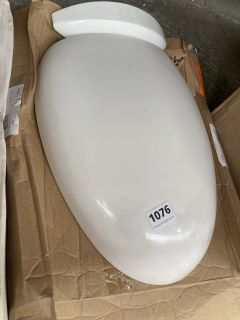 WHITE W/C SEAT - RRP £90: LOCATION - CR3