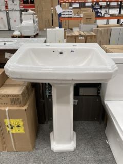 (COLLECTION ONLY) 600MM WIDE 2TH TRADITIONAL STYLED CERAMIC BASIN WITH FULL PEDESTAL - RRP £285: LOCATION - D4