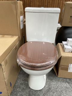 (COLLECTION ONLY) CLOSE COUPLED W/C WITH CISTERN FITTINGS, TOP FLUSH BUTTON & WOOD EFFECT SEAT - RRP £319: LOCATION - D5