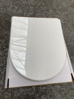 WHITE W/C SEAT - RRP £70: LOCATION - R2