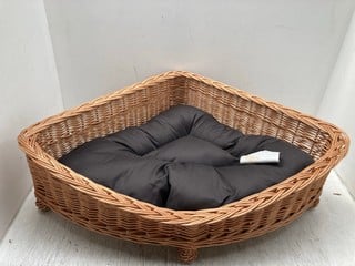 TRIANGLE WICKER WOVEN RAISED PET BED IN BROWN & GREY: LOCATION - F4