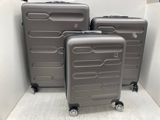 SA NEST OF THREE HARDSHELL SUITCASES IN SILVER: LOCATION - F3