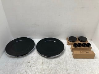 HOUSEHOLD TABLEWARE TO INCLUDE ROUND PLASTIC PLATES IN BLACK: LOCATION - F2