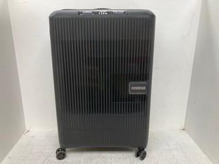 AMERICAN TOURISTER WHEELED HARD SHELL SUITCASE IN BLACK: LOCATION - E 1