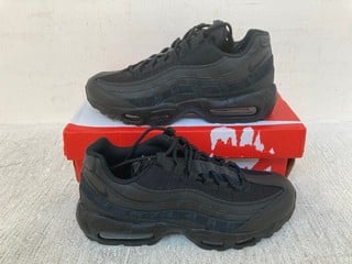 NIKE WOMENS AIR MAX 95 ESSENTIAL TRAINERS - UK SIZE 7: LOCATION - E 1