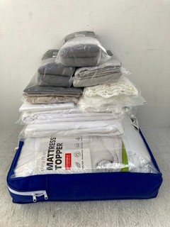 9 X ASSORTED BEDDING ITEMS TO INCLUDE OHS BRENTFORDS FITTED SHEET IN GREY - SUPERKING: LOCATION - E7