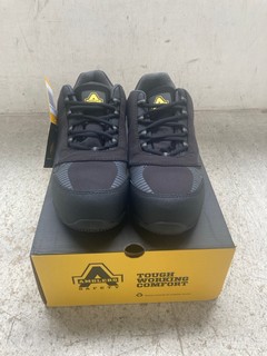 AMBLERS FS29C SAFETY BOOTS IN BLACK - UK SIZE 10: LOCATION - WH5