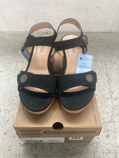 SKECHERS "BOBS" MEMORY FOAM LADIES SANDALS IN BLACK SIZE UK 5: LOCATION - WH6