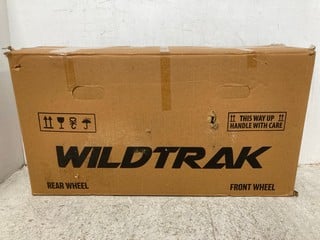 WILDTRAK CHILDRENS BIKE WITH TWO TRAINING WHEELS IN BLUE: LOCATION - H 12