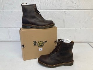 DR.MARTENS 1460 CRAZY HORSE LEATHER LACE UP BOOTS IN DARK BROWN - SIZE UK9 - RRP £170: LOCATION - BOOTH