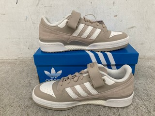 ADIDAS FORUM LOW MENS TRAINERS IN WHITE AND BEIGE - UK SIZE: 7.5: LOCATION - H 6