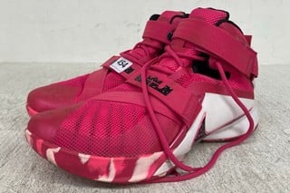 NIKE ZOOM LEBRON SOLDIER TRAINERS 9 IN WHITE AND PINK - UK SIZE: 11: LOCATION - H 5