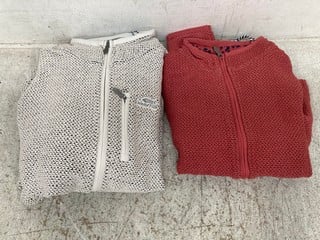 2 X WEIRD FISH WOMENS CLOTHING IN VARIOUS SIZES TO INCLUDE SONTEE FULL ZIP MACARONI IN ROSEWOOD - SIZE 12 AND TRANSOM FULL ZIP MACARONI IN ECRU - SIZE L: LOCATION - H 2