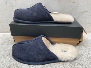 UGG MENS SCUFFS SLIPPERS IN WHITE AND NAVY - UK SIZE: 8: LOCATION - G 2