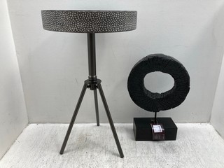 GALLERY INTERIORS PILSON SIDE TABLE IN BLACK TO INCLUDE FIFTY FIVE SOUTH RUSTIC WOODEN SCULPTURE ON STAND IN BLACK - COMBINED RRP £195: LOCATION - G 3