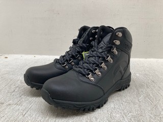 GELERT MENS LEATHER WALKING BOOTS IN BLACK - UK SIZE 6.5: LOCATION - G7