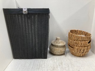 5 X ASSORTED HOUSEHOLD ITEMS TO INCLUDE SMALL WICKER WOVEN LAUNDRY HAMPER IN BLACK: LOCATION - G10