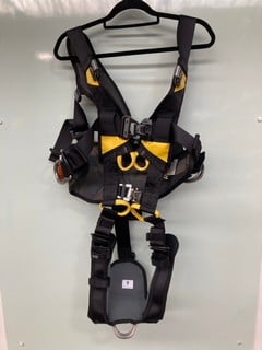 PETZL VOLT WIND EUROPEAN VERSION RESTRAINT HARNESS - SIZE 0 - RRP £390: LOCATION - BOOTH