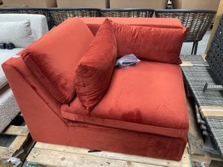 CORNER SOFA SECTION IN VELVET RUST: LOCATION - B5