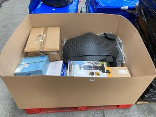 PALLET OF ASSORTED ITEMS TO INCLUDE SET OF BRAKE DISCS FOR HYUNDAI I30: LOCATION - A6 (KERBSIDE PALLET DELIVERY)